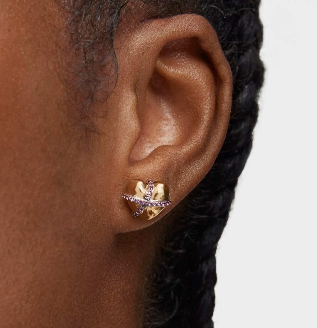 Pendientes pequeños corazón con baño de oro 18 kt sobre plata y rodolita Lligat de TOUS