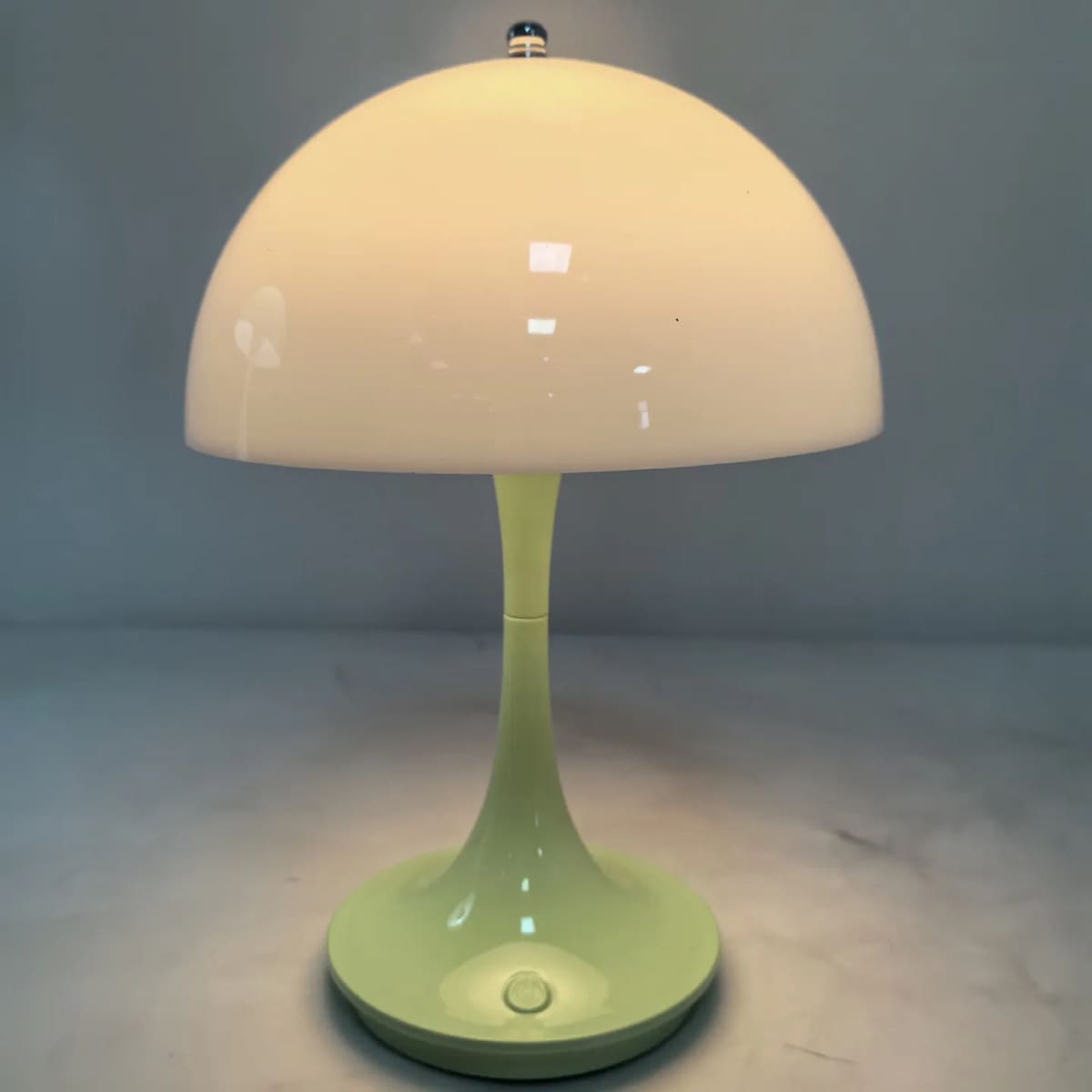 Lámpara de mesa inalámbrica con forma de hongo