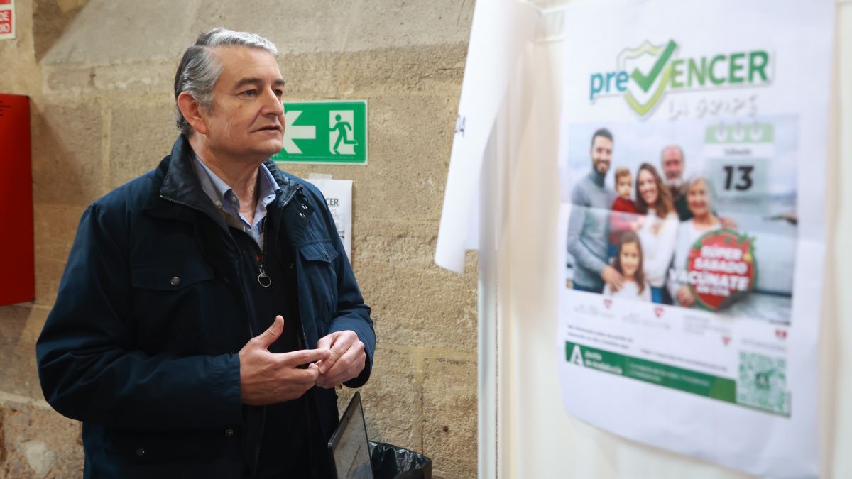 Antonio Sanz, durante su visita al punto de vacunación de Jerez | Cristo García
