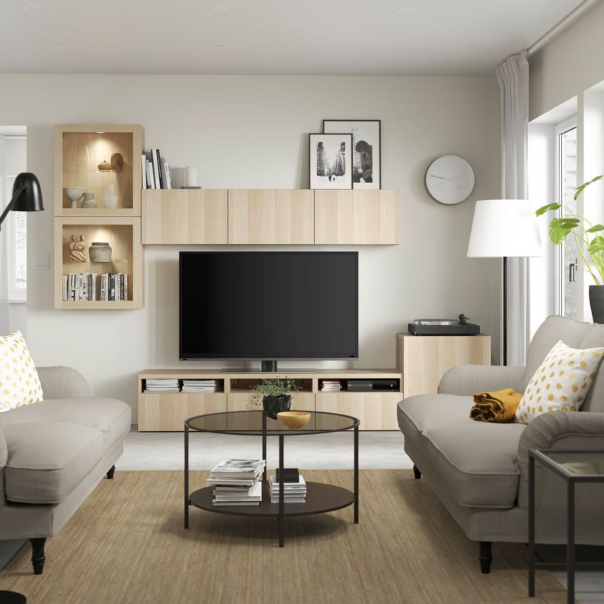 Mueble de TV con puertas de vidrio de la serie BESTÅ de Ikea