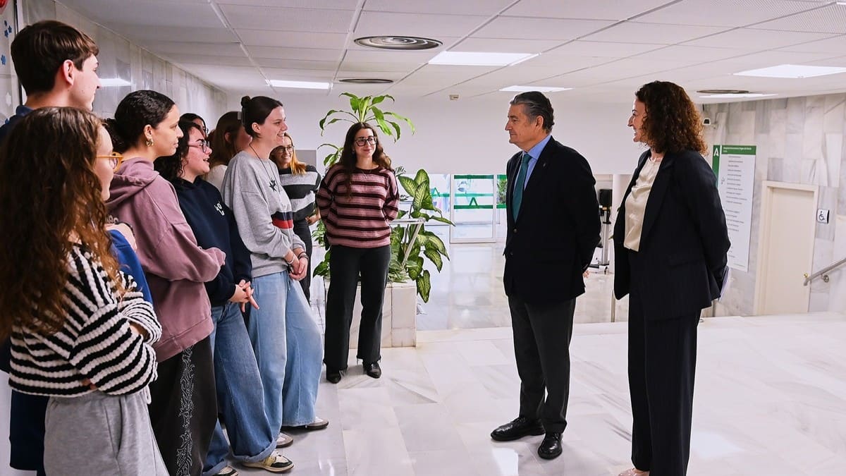El consejero andaluz durante su visita al hospital Virgen del Rocío de Sevilla | Salvador López Medina