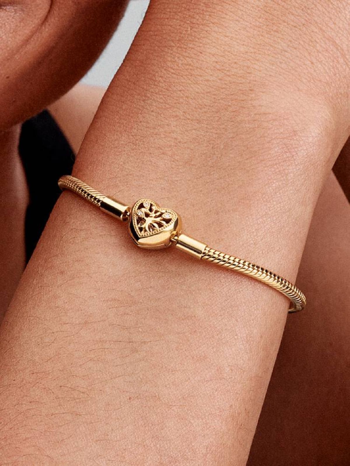 Pulsera Pandora Moments cadena de serpiente con cierre de corazón familiar