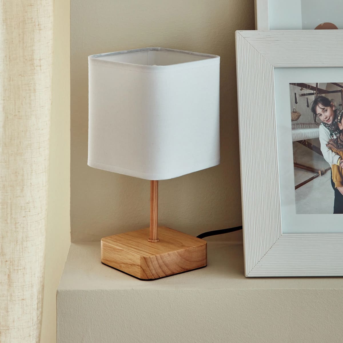 Lámpara de mesa Akora, INSPIRE