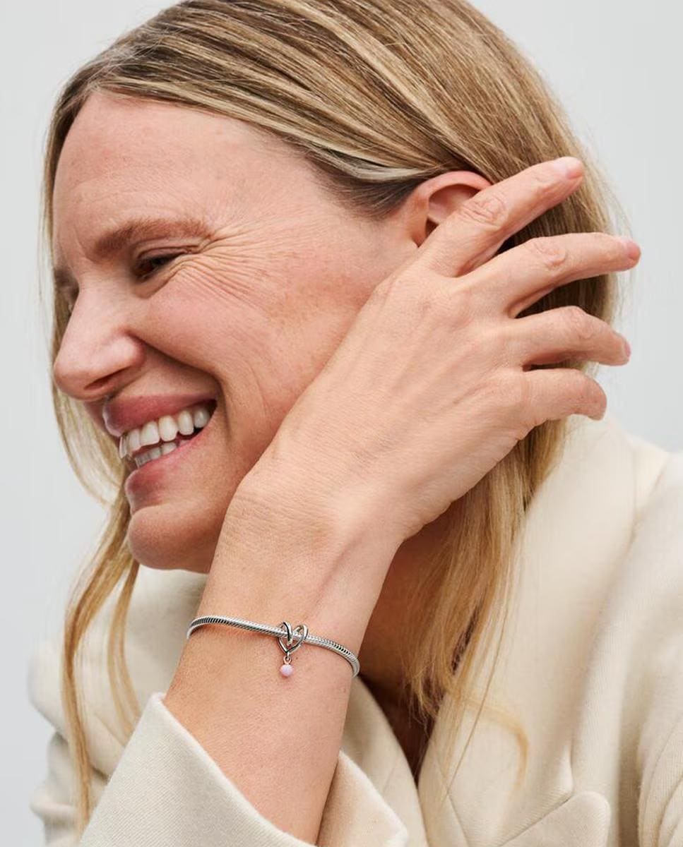 Charm con forma de corazón envuelto en dos tonos