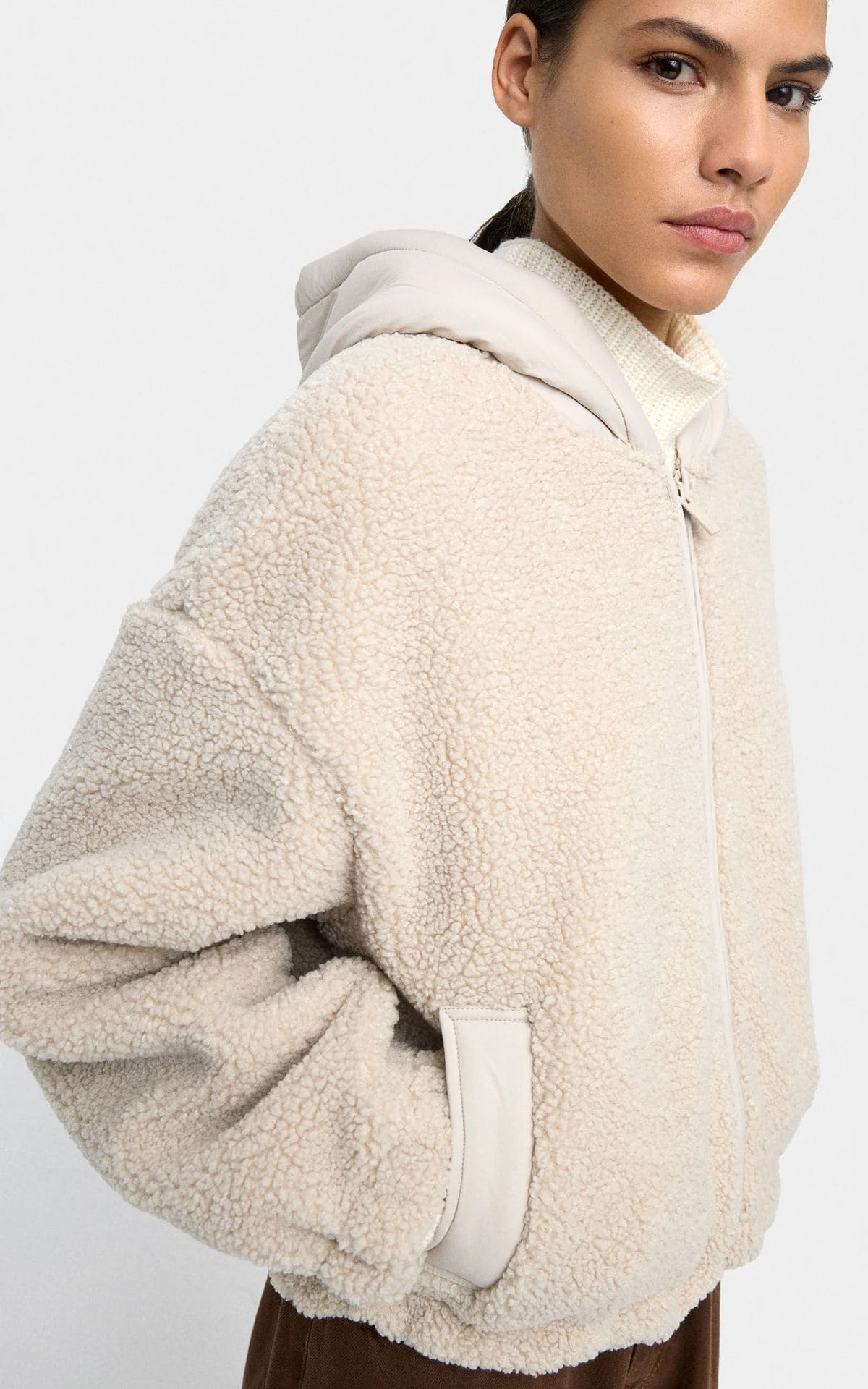 Abrigo efecto borreguillo con capucha de Parfois