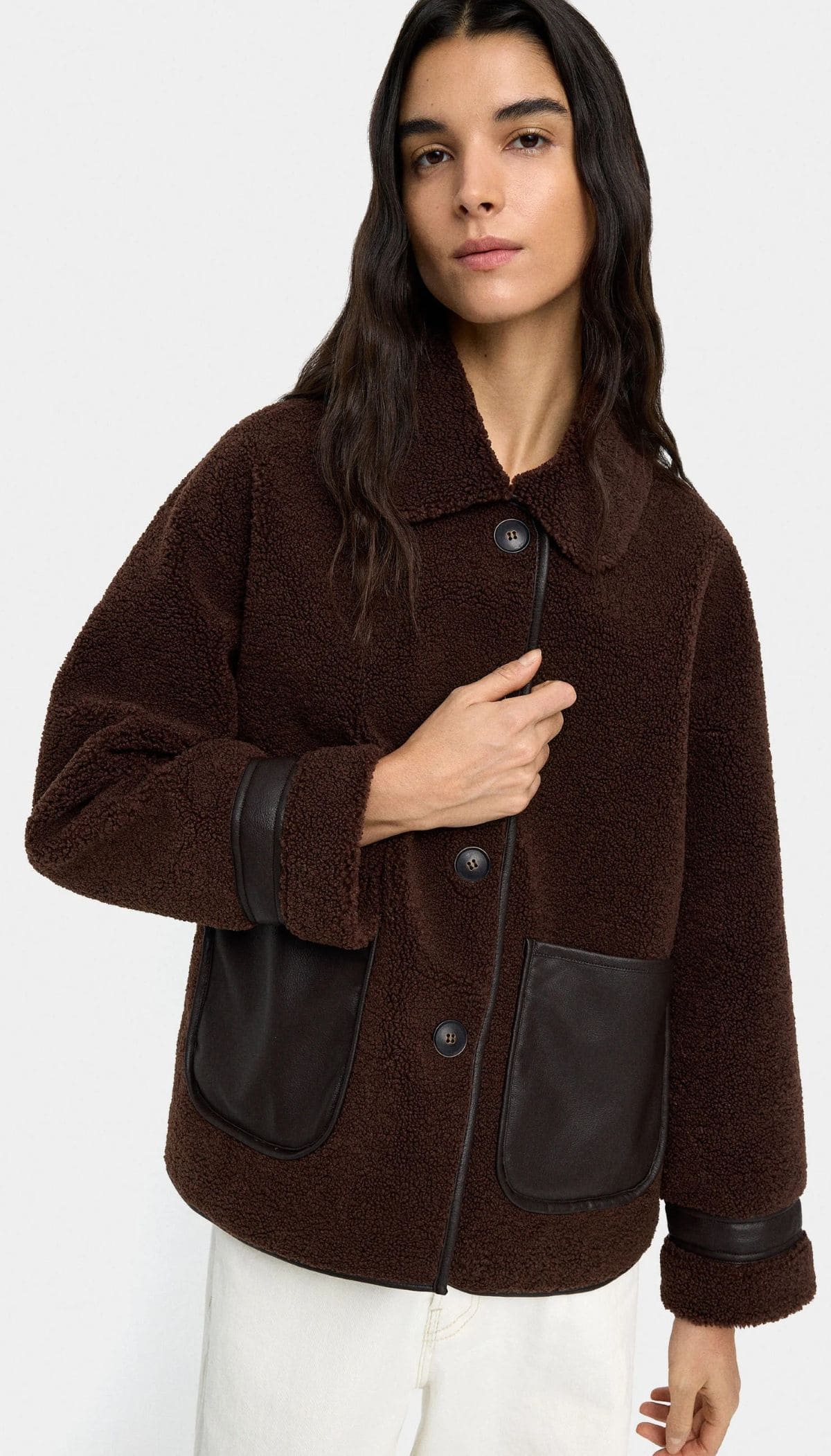 Chaqueta efecto borreguillo contraste de texturas de Parfois
