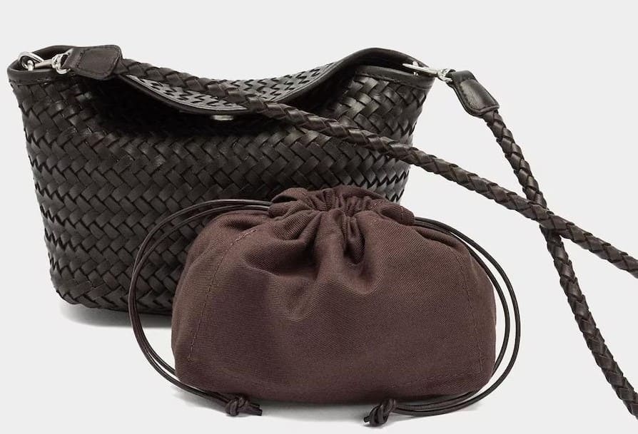Bandolera de piel trenzada con neceser extraíble y cierre imantado