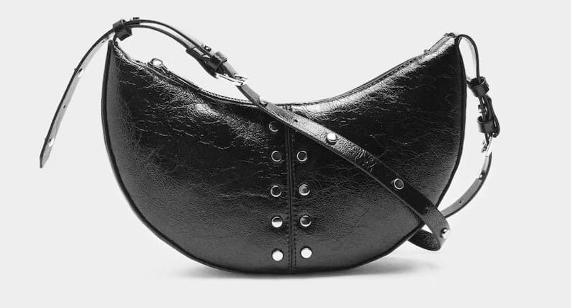 Bolso de hombro con forma de media luna y cierre de cremallera con tachuelas
