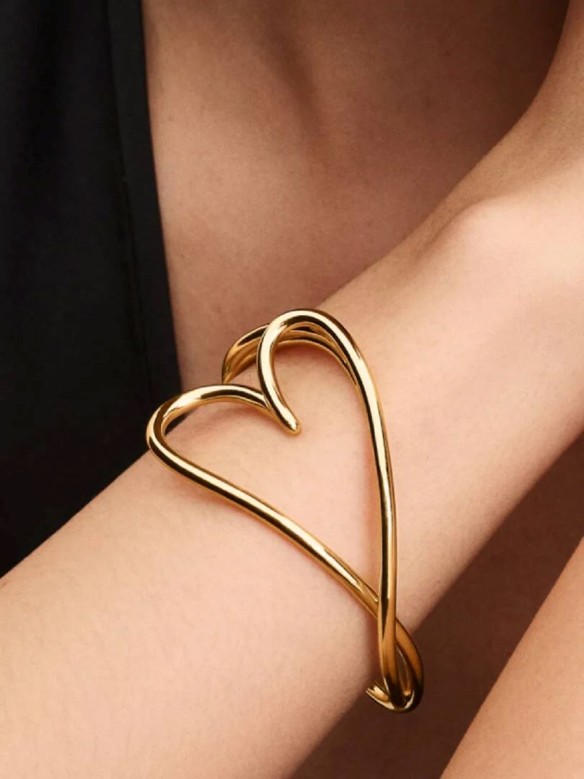 Pulsera rígida corazón forma orgánica de Pandora