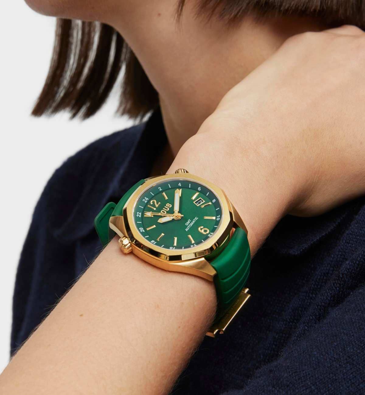 Reloj gmt automático con correa de silicona verde, caja de acero IPG dorado y esfera de nácar TOUS Now