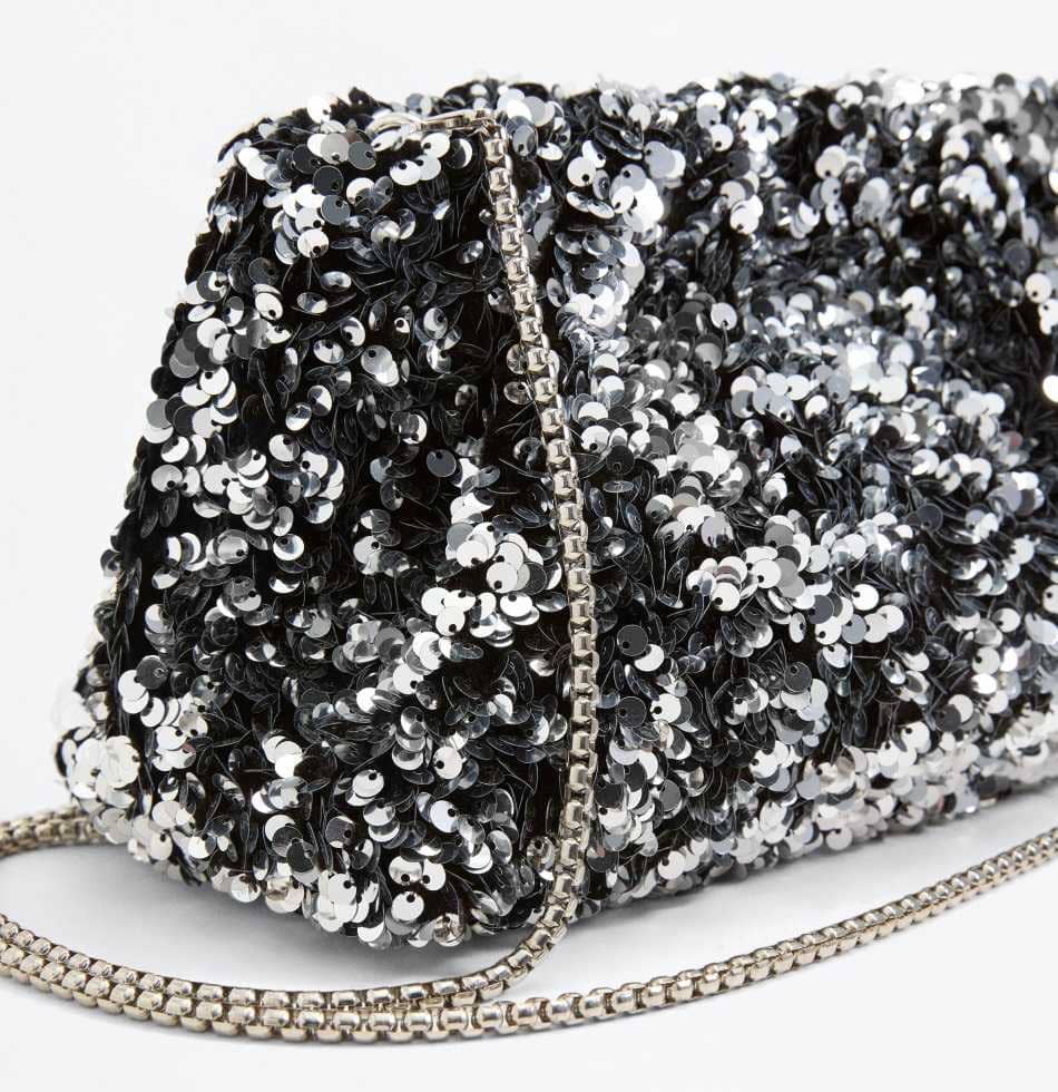 Bolso bandolera lentejuelas plateadas de Lefties