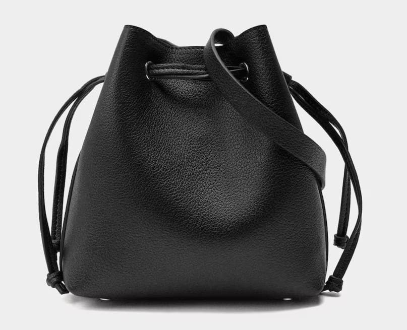 Bandolera mediana con cierre fruncido en liso