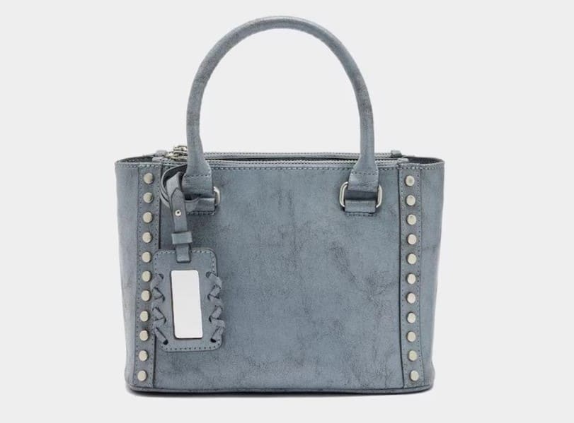 Bolso de mano estilo tote convertible a bandolera con tachuelas decorativas