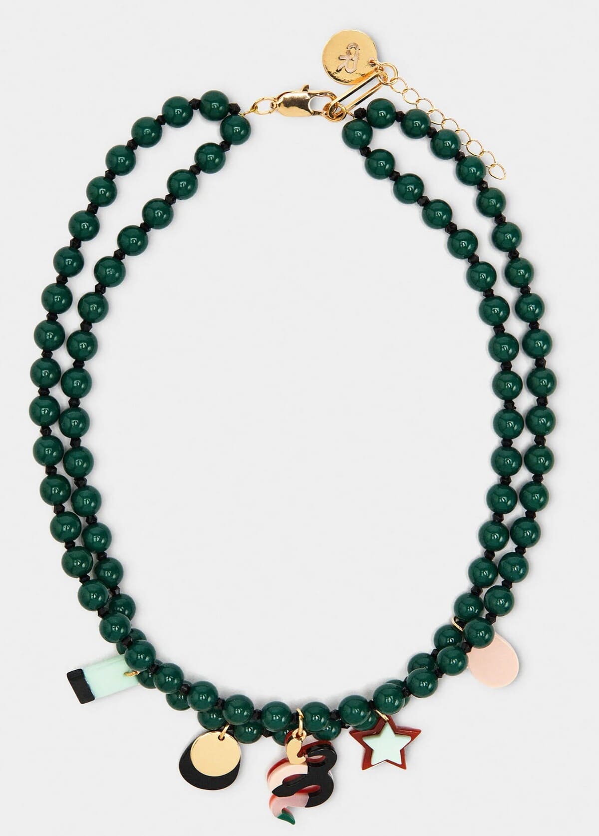 Collar corto de cuentas con charms