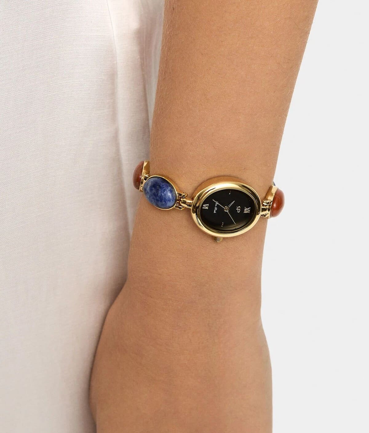 Reloj ovalado con pulsera de piedras