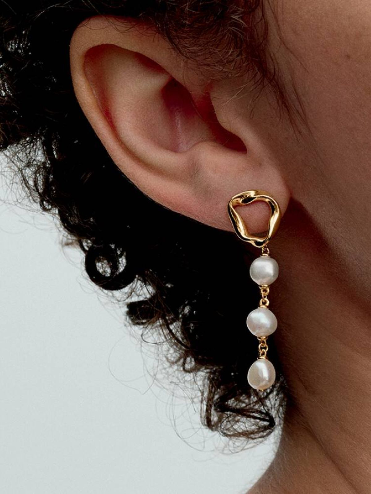 Pendientes colgantes círculo forma orgánica y perlas cultivadas de agua dulce barroca de Pandora