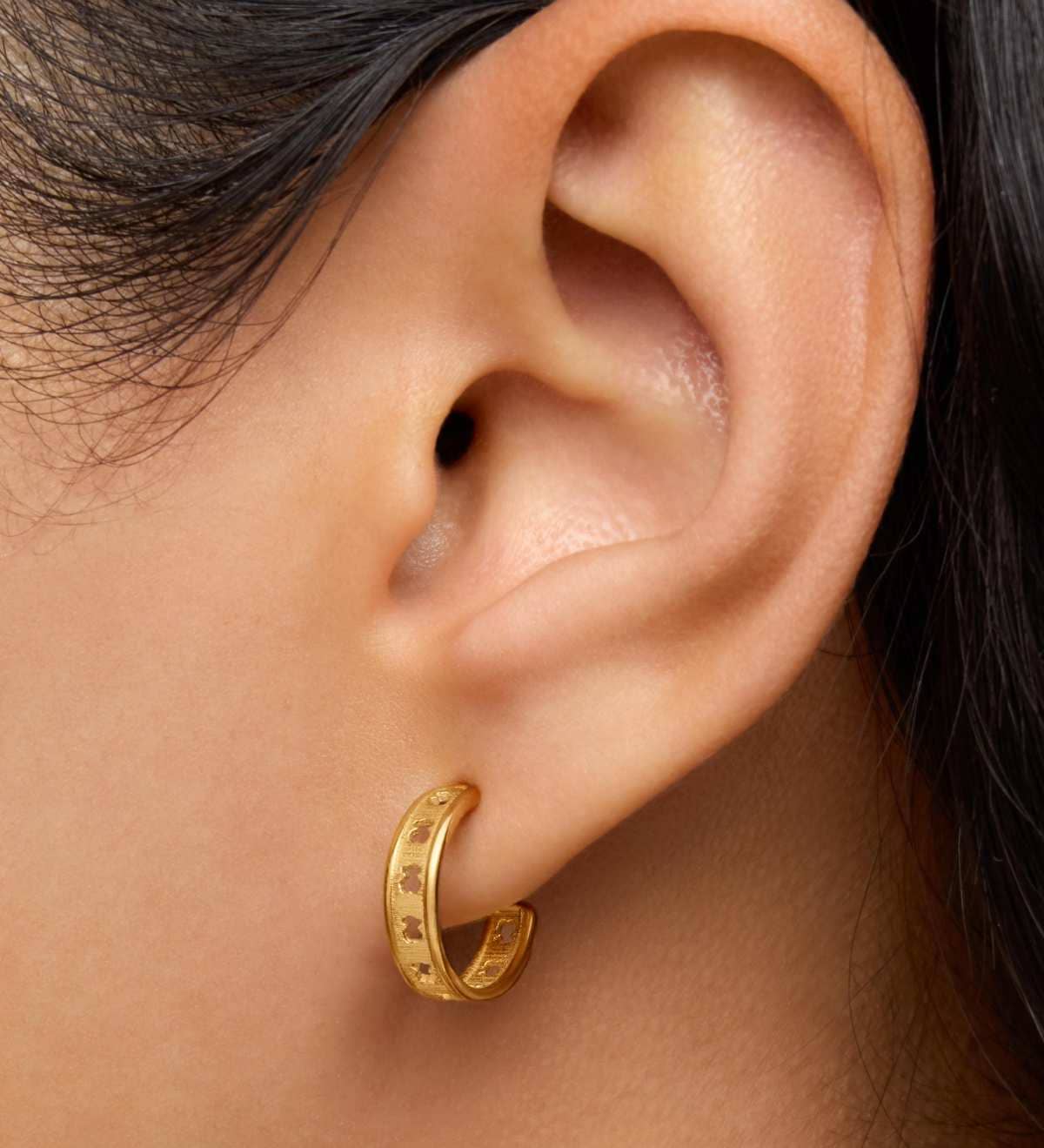 Pendientes aro con baño de oro 18 kt sobre plata pequeños con silueta TOUS Bear Row