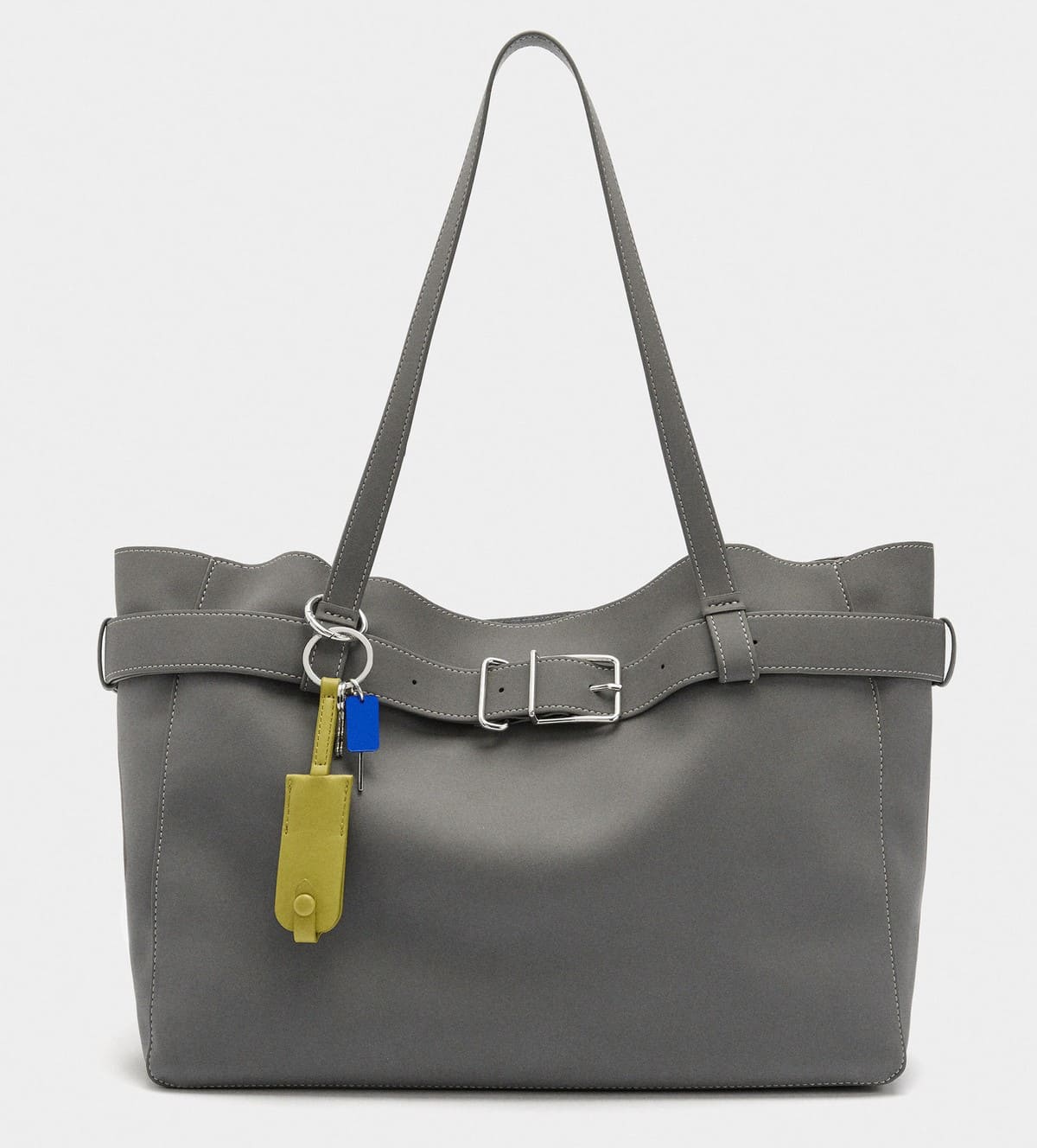 Bolso shopper con cinturón y colgante