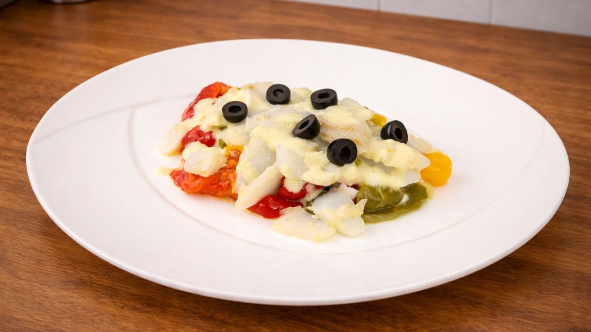 Ensalada de pimientos al horno y bacalao a la sartén