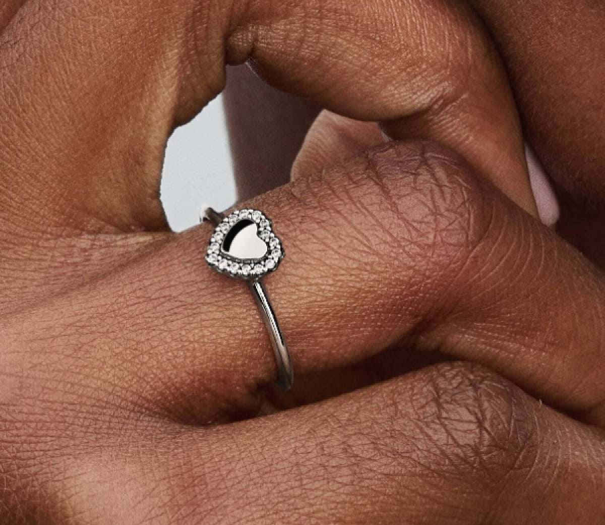 Anillo Halo y Corazón Grabable de Pandora