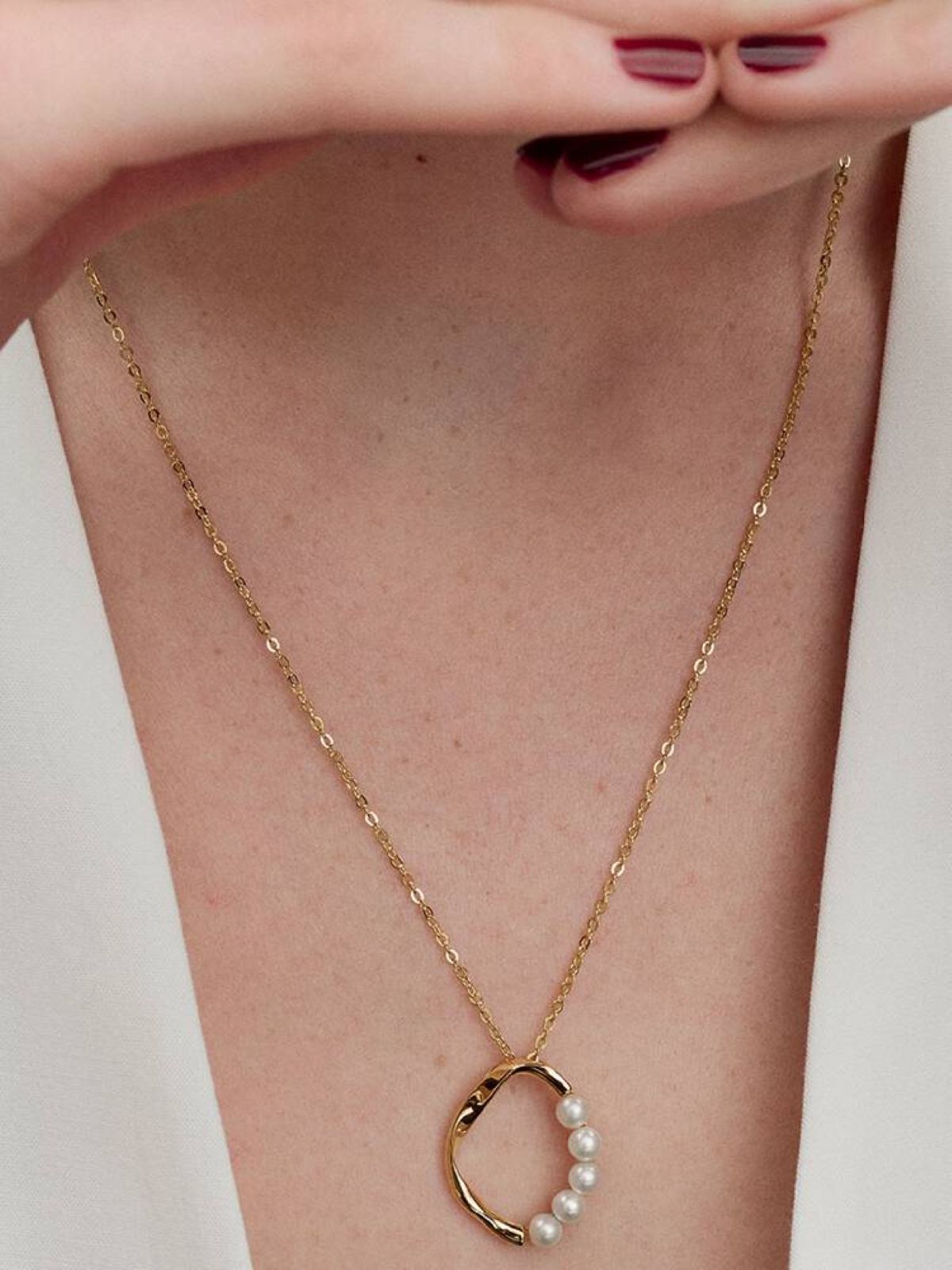 Collar círculo forma orgánica en pavé y perla cultivada de agua dulce de Pandora