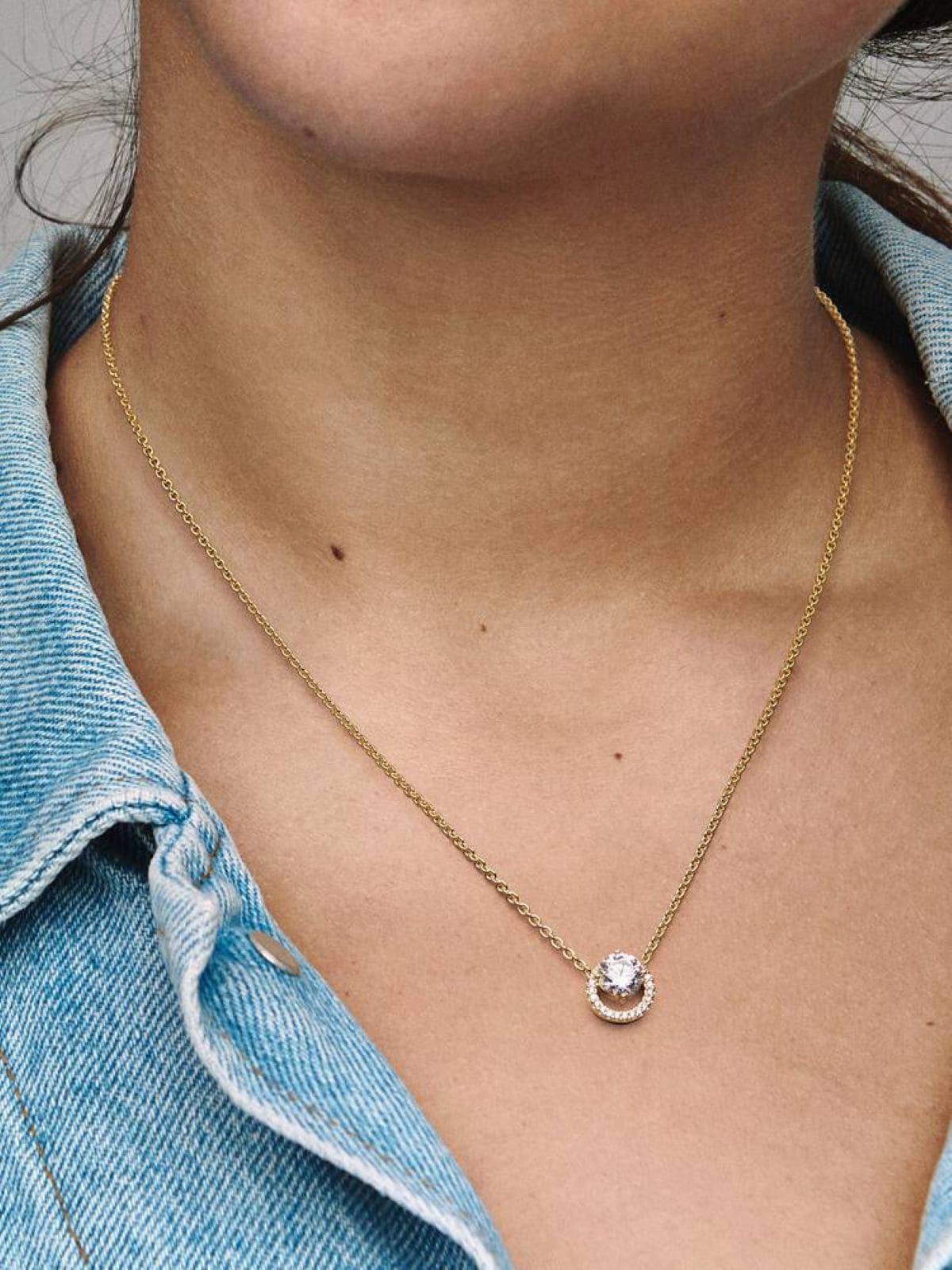 Collar colgante halo redondo brillante de Pandora
