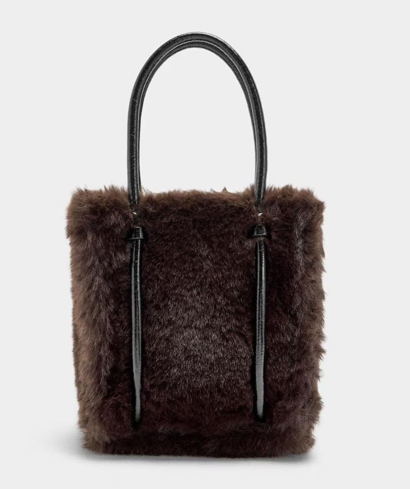 Bolso de mano estilo tote con pelito y cierre imantado en liso