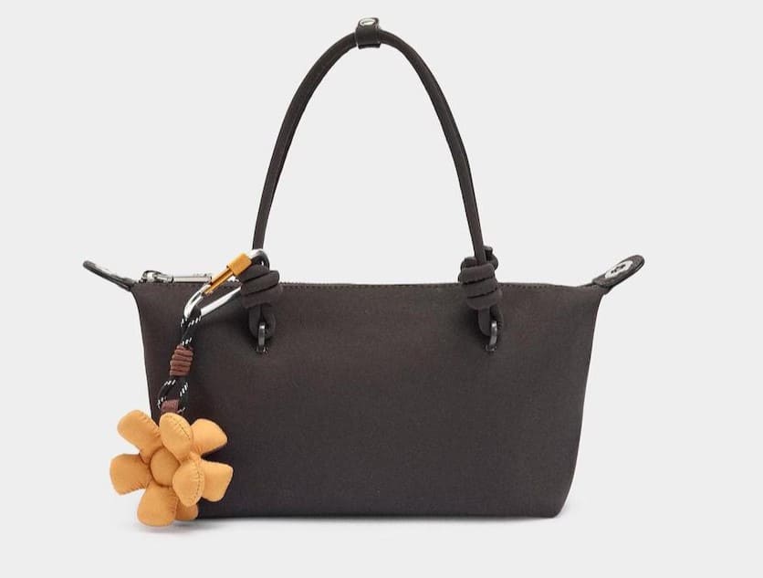 Bolso de mano estilo tote con cierre de cremallera y detalle de flor