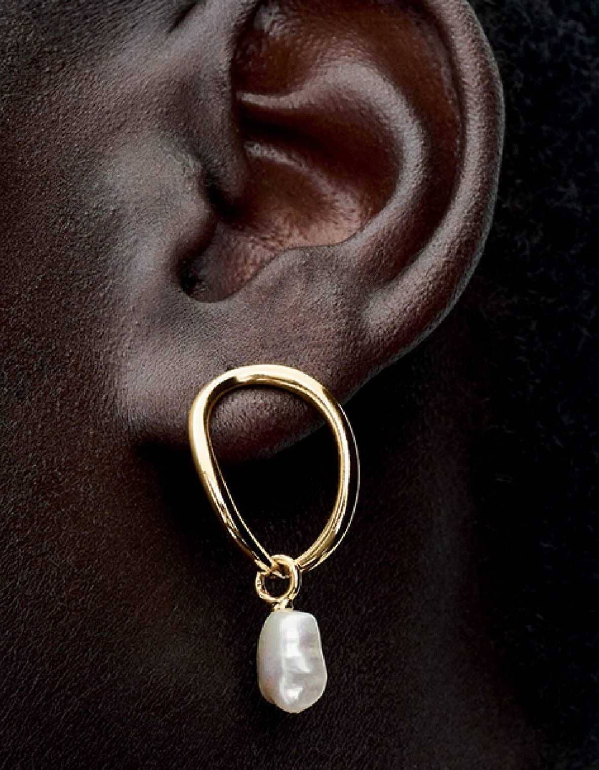 Pendientes círculo forma orgánica y perla cultivada de agua dulce tratada barroca de Pandora