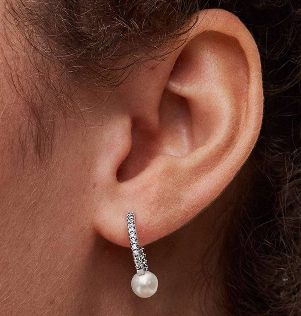 Pendientes de aro perla cultivada de agua dulce tratada y pavé de Pandora