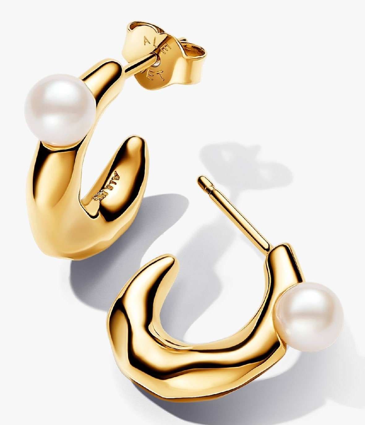 Pendientes de aro forma orgánica y perla cultivada de agua dulce de Pandora