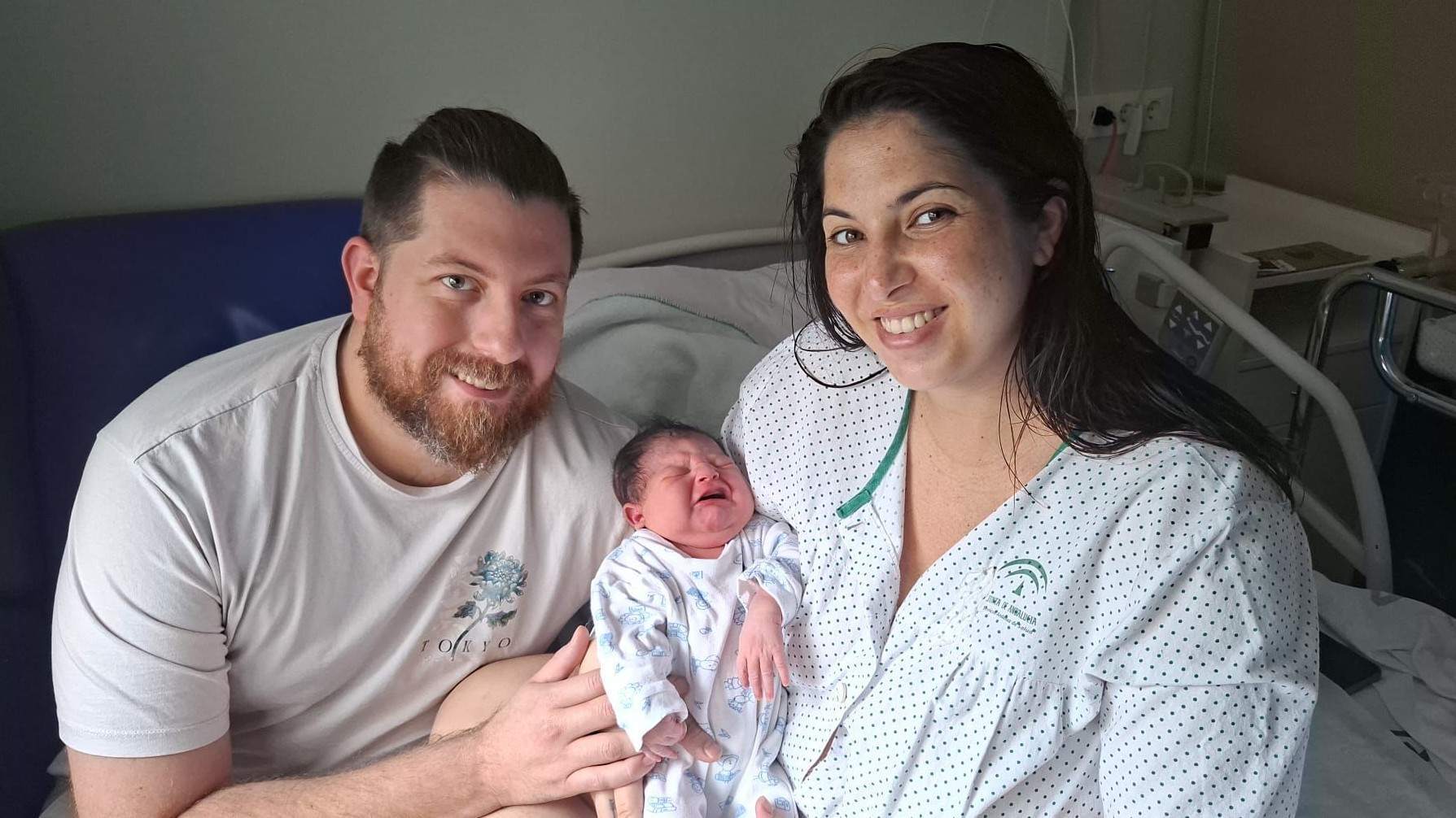 Dafne con sus padres Judith y Ezequiel en el Hospital Materno Infantil de Jerez