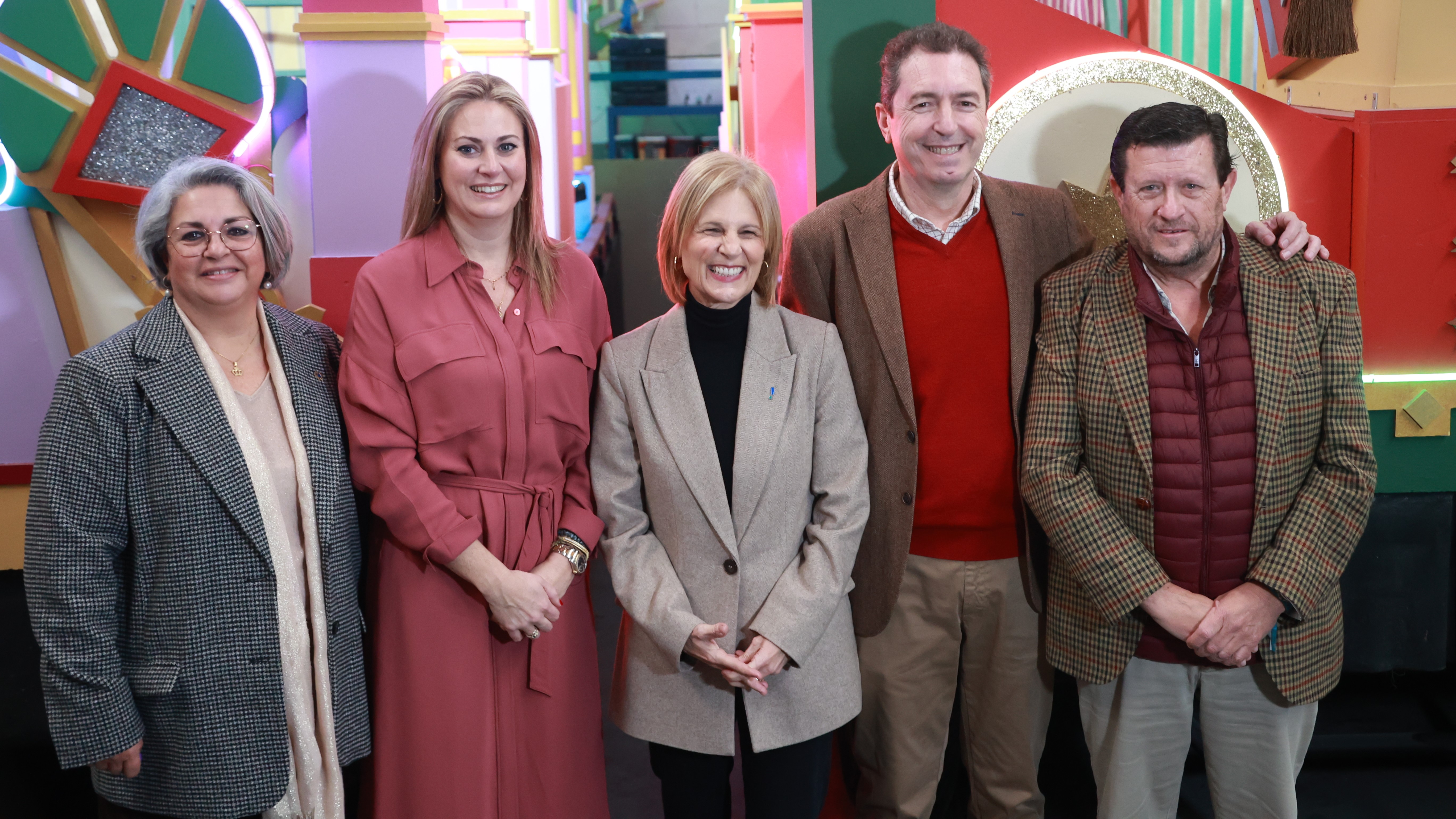 María José García-Pelayo junto a los representantes de los Reyes Magos | Cristo García