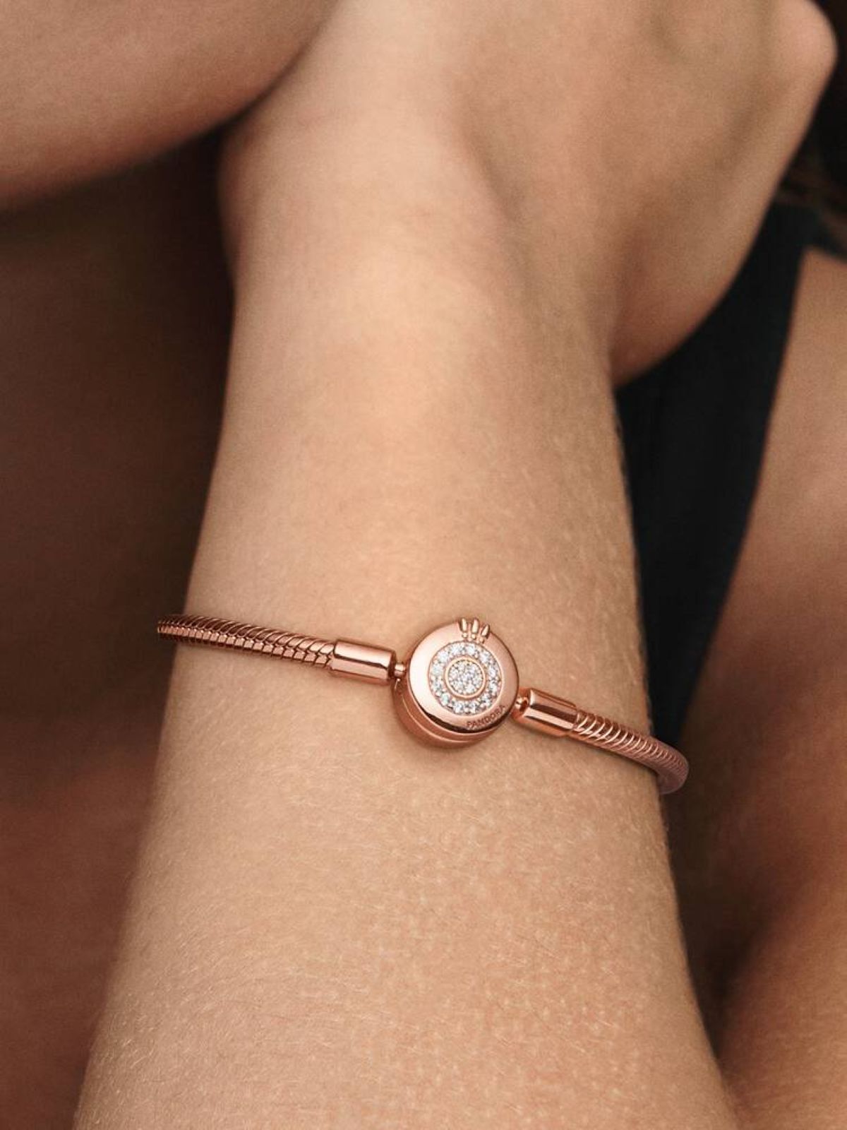 Pulsera de cadena de serpiente O coronada brillante de Pandora