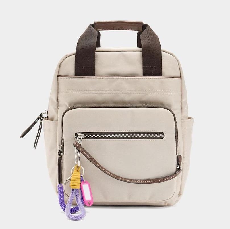 Mochila con varios compartimentos y cierre de cremallera con llavero extraíble