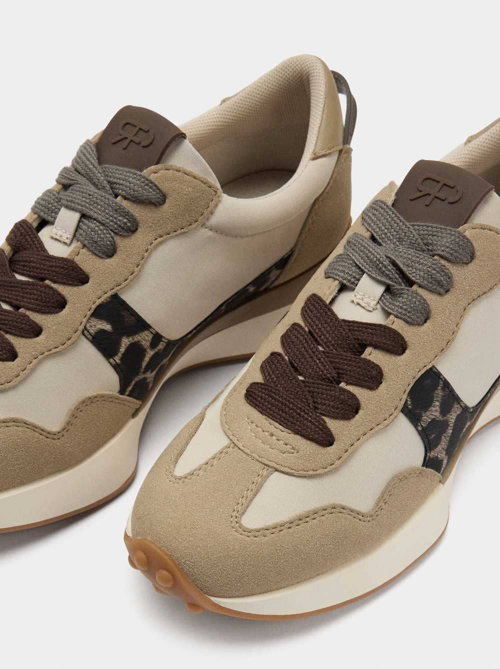 Zapatillas con detalles estampado animal de Parfois