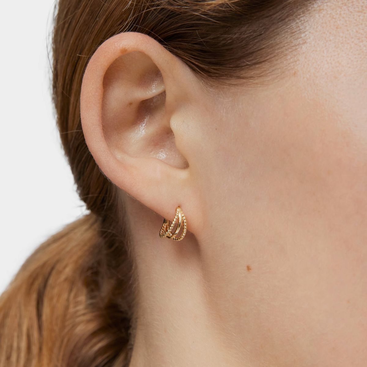 Pendientes de oro triple aro cortos con relieve Basics de Tous