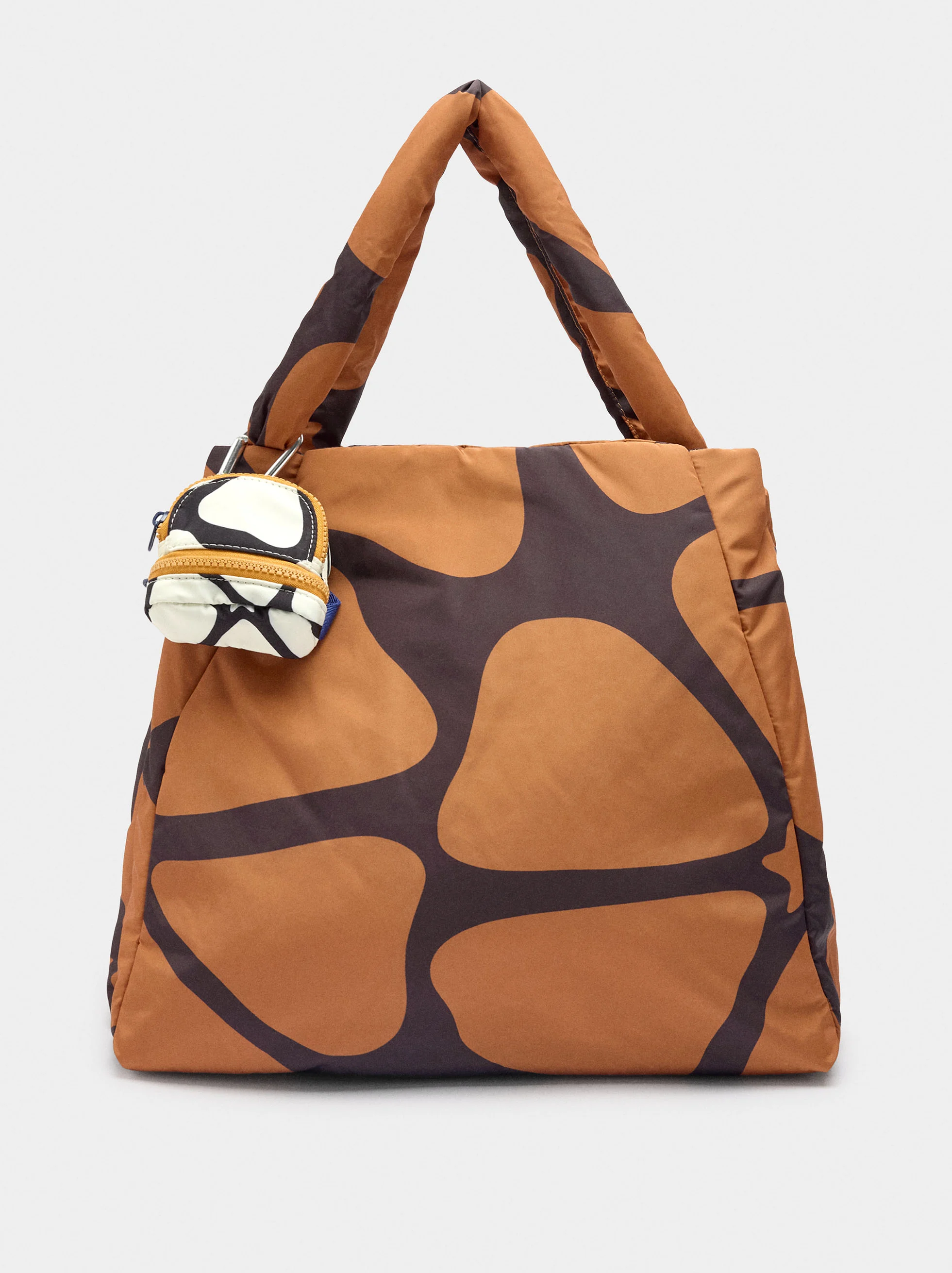 Bolso shopper de nylon estampado con colgante