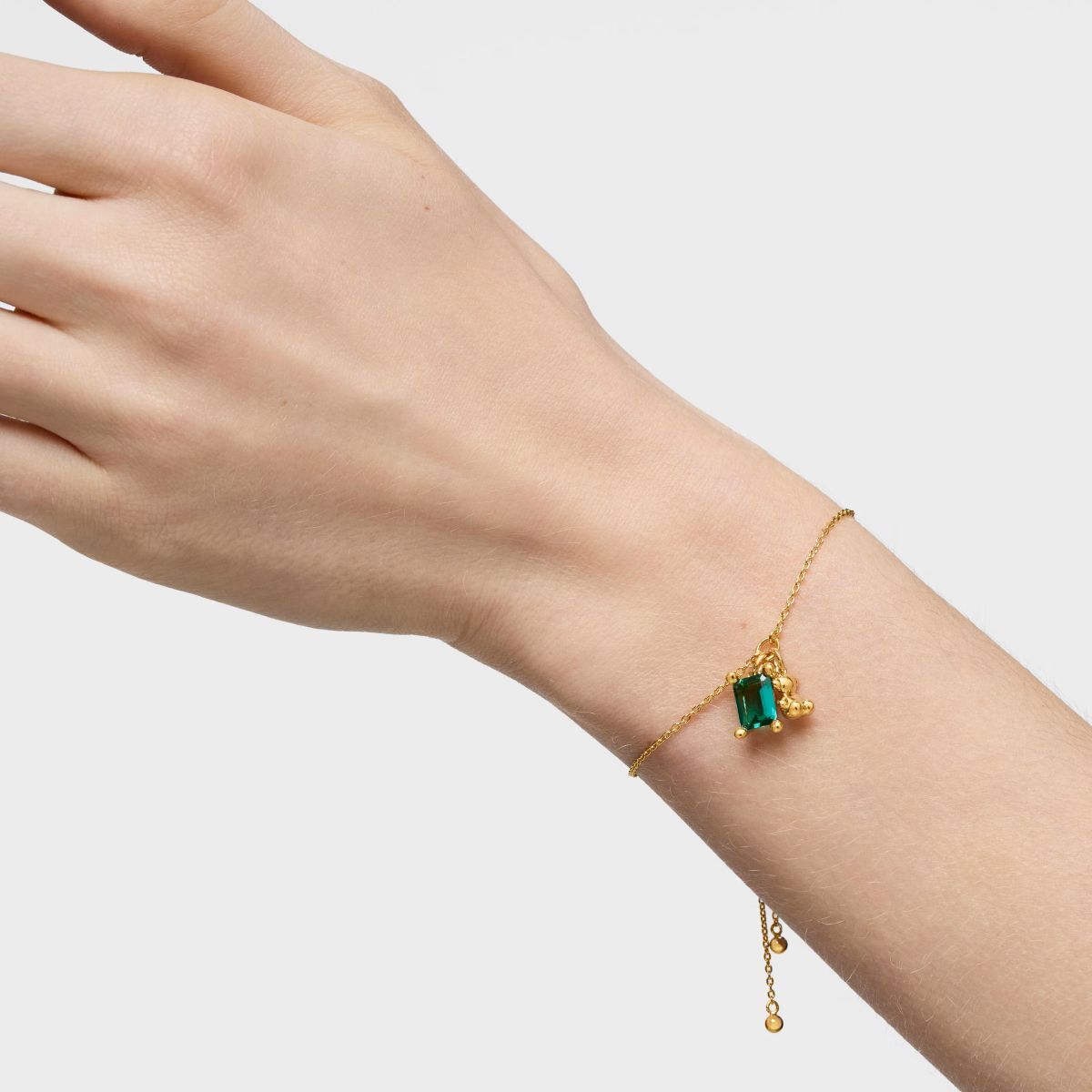 Pulsera cadena motivo oso con baño de oro 18 kt sobre plata y esmeralda creada en laboratorio Bold Bear LGG de Tous