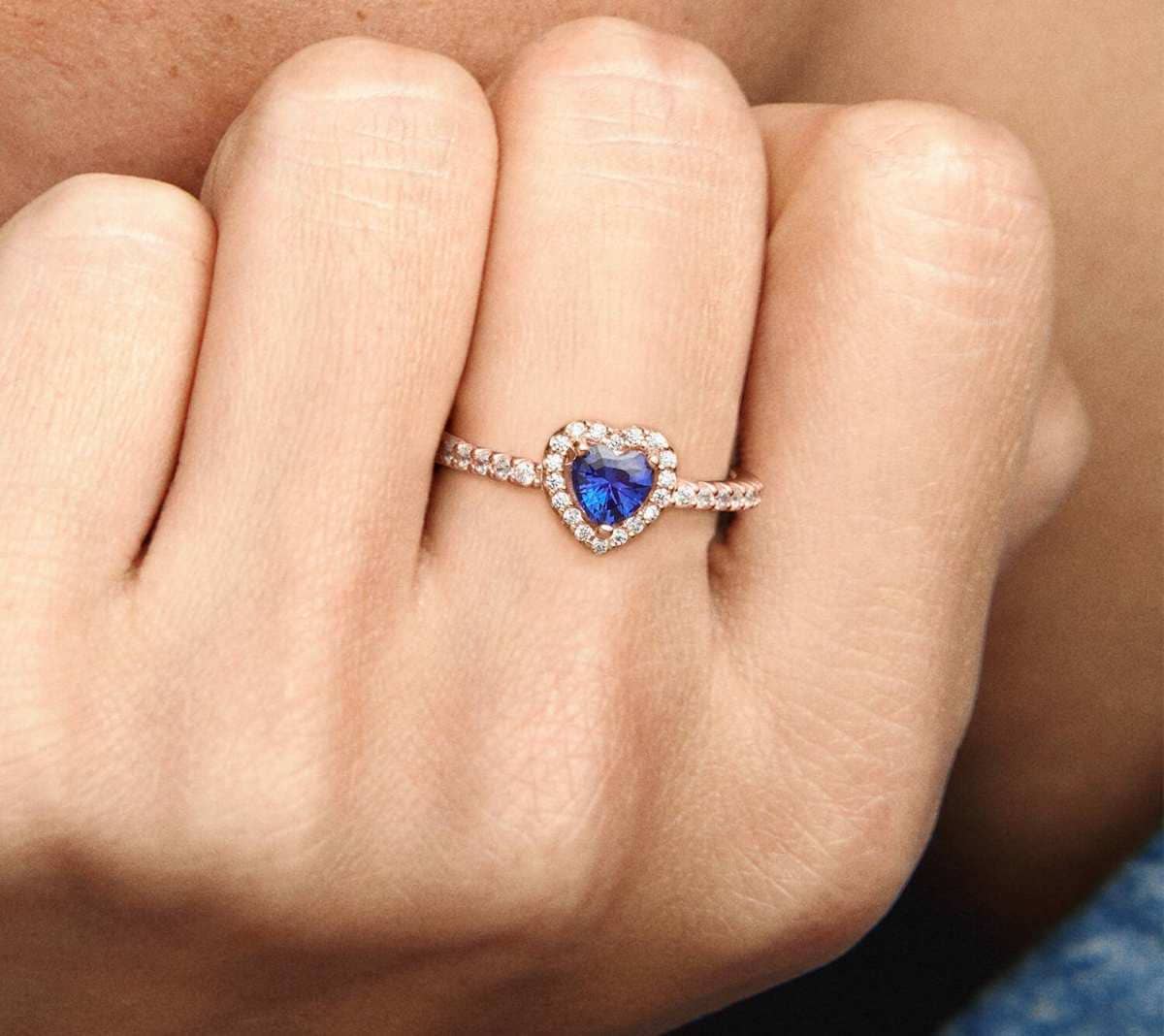 Anillo Corazón en Relieve Azul Brillante de Pandora