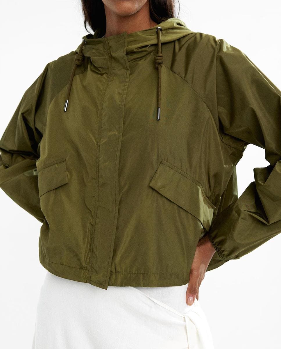 Chaqueta ligera con capucha en liso