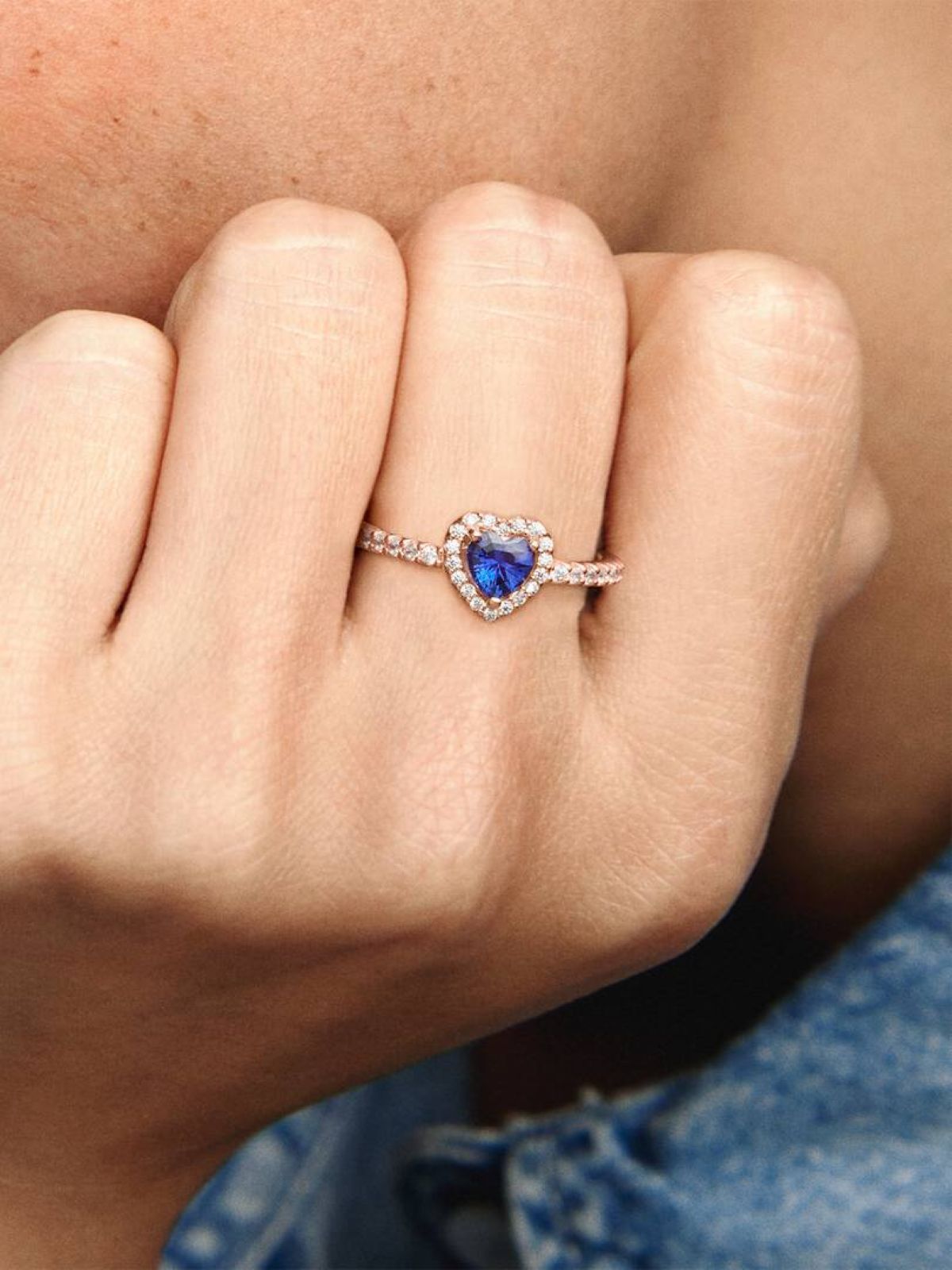 Anillo corazón en relieve azul brillante de Pandora