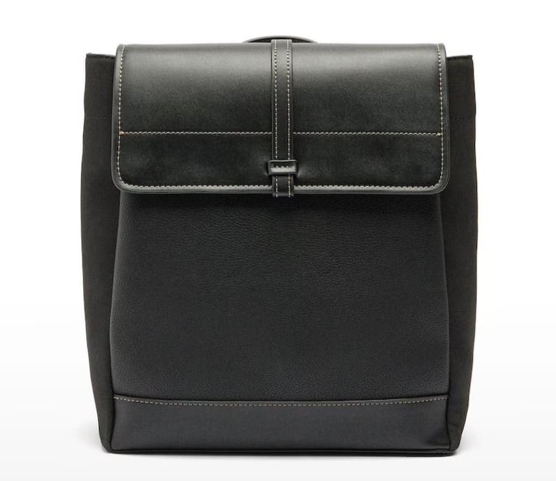 Mochila con solapa y cierre imantado en liso