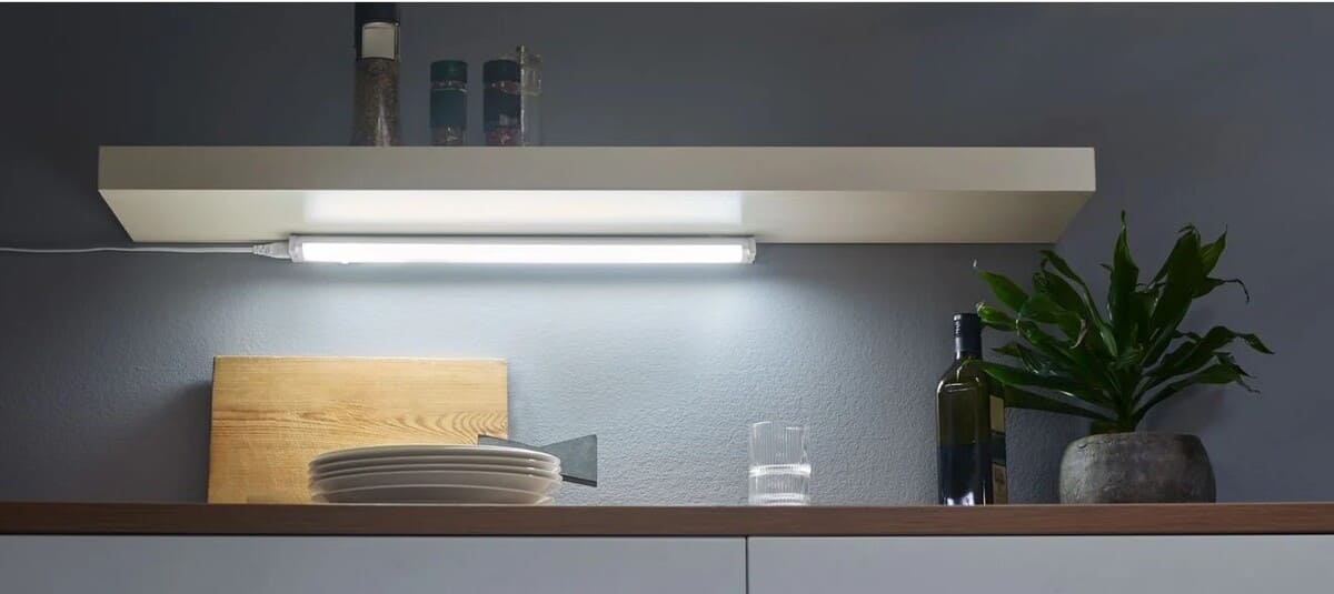 Lámpara LED bajo mueble con tonos de luz