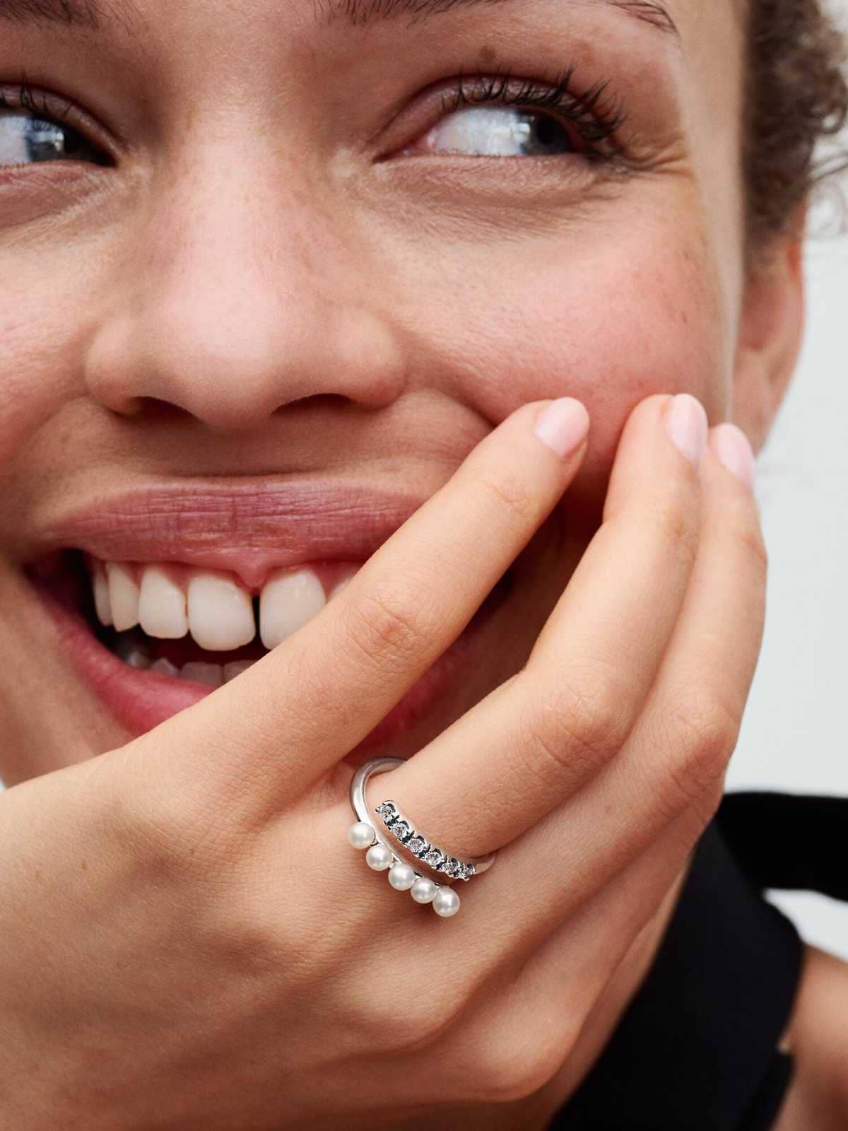 Anillo Abierto Perlas Cultivadas de Agua Dulce Tratadas y Pavé de Pandora