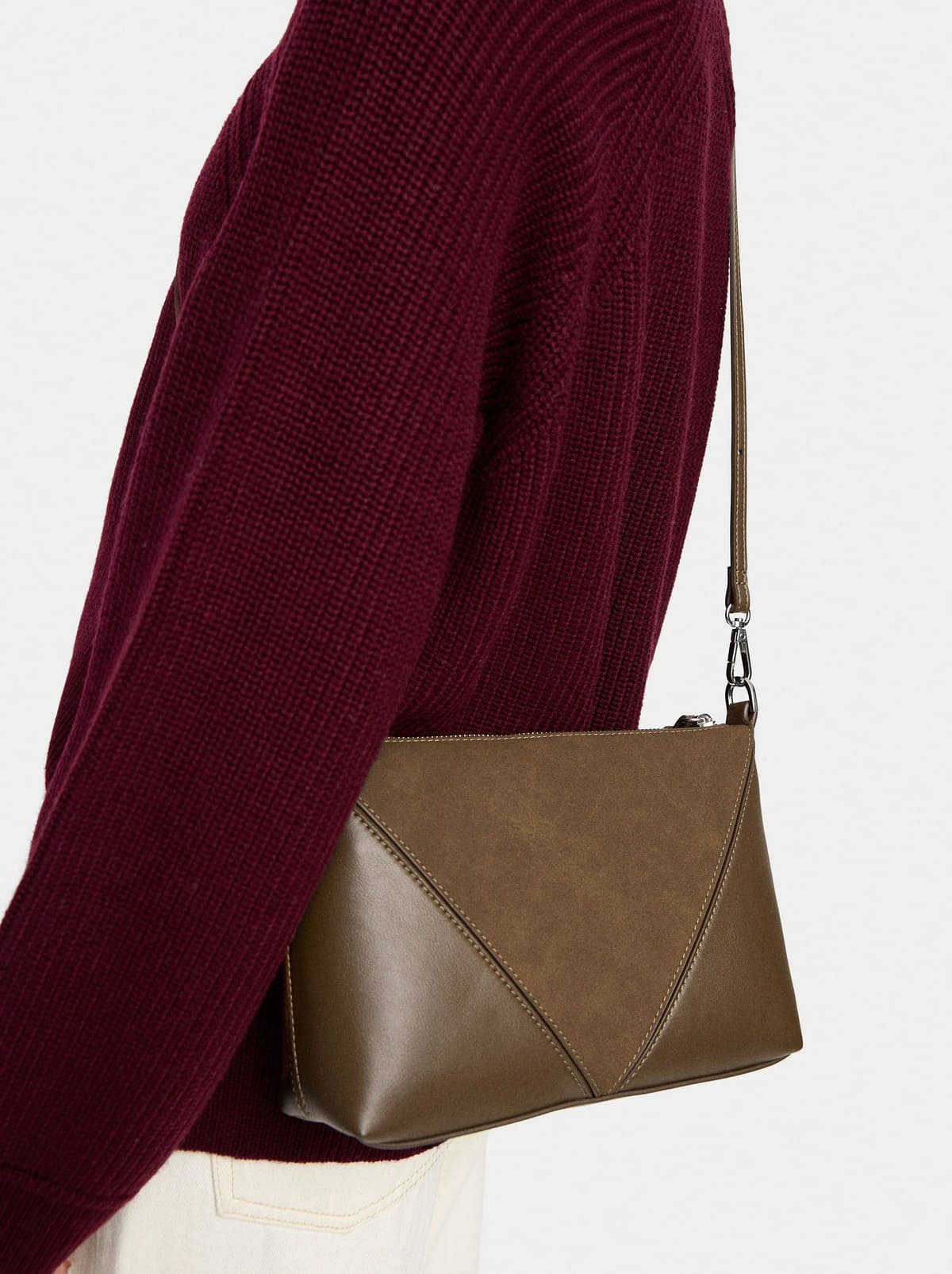 Bolso bandolera contraste de texturas