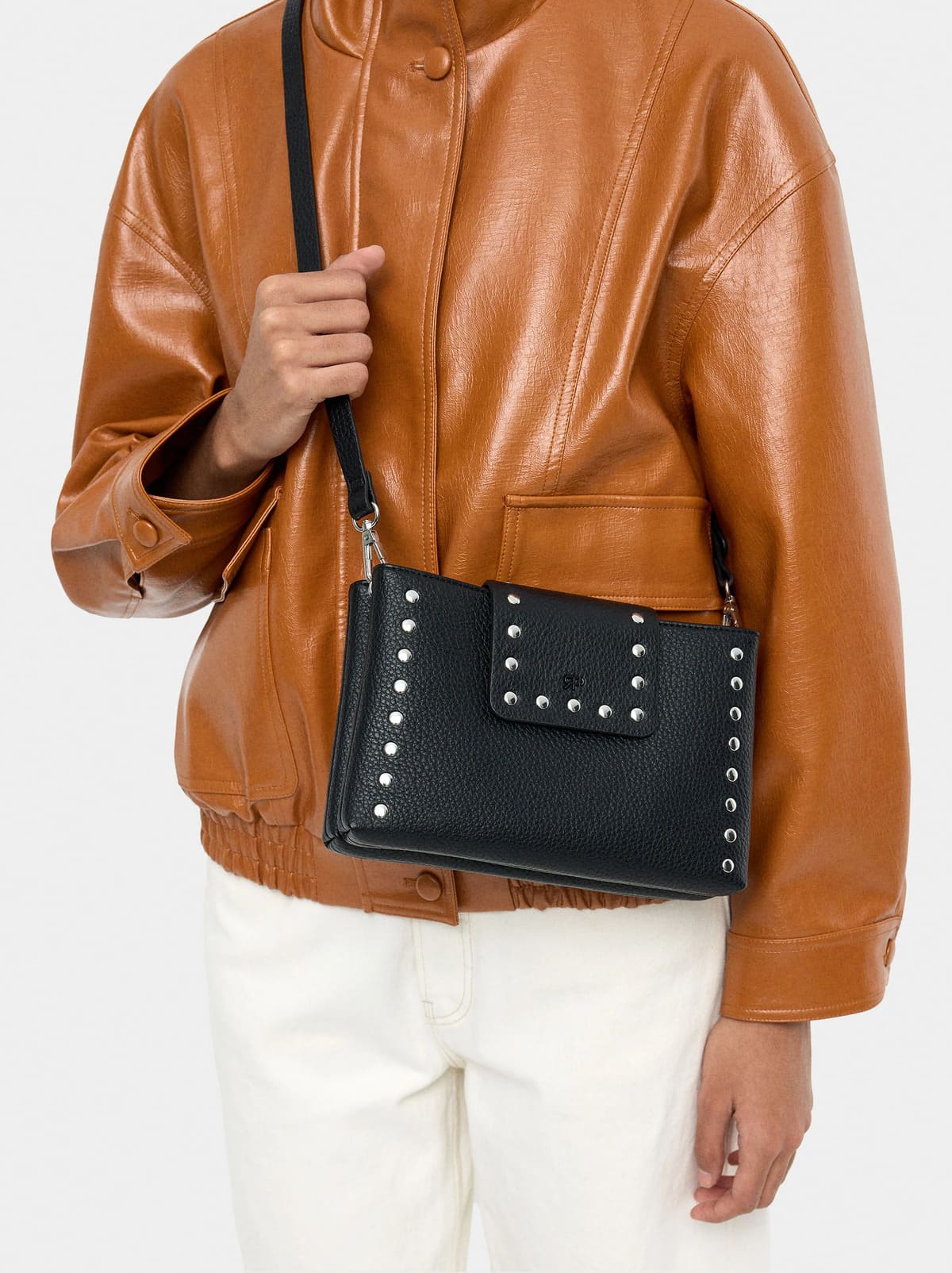 Bolso bandolera doble con textura y tachuelas