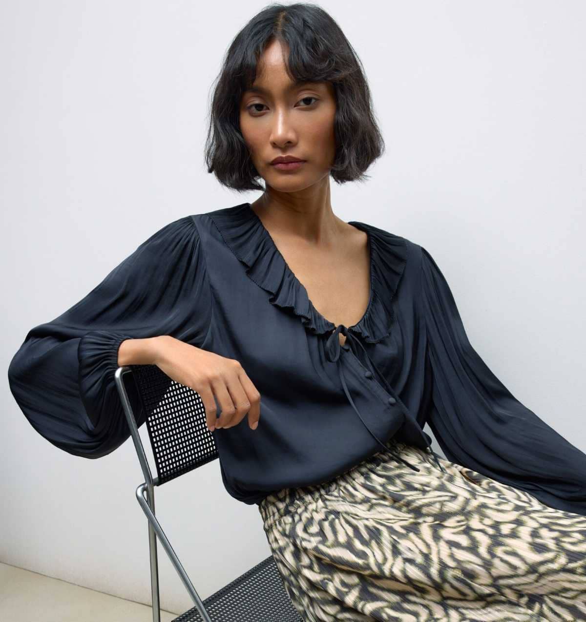 Tintoretto Blusa de manga larga satinada con volante en el cuello y cordon en El Corte Inglés