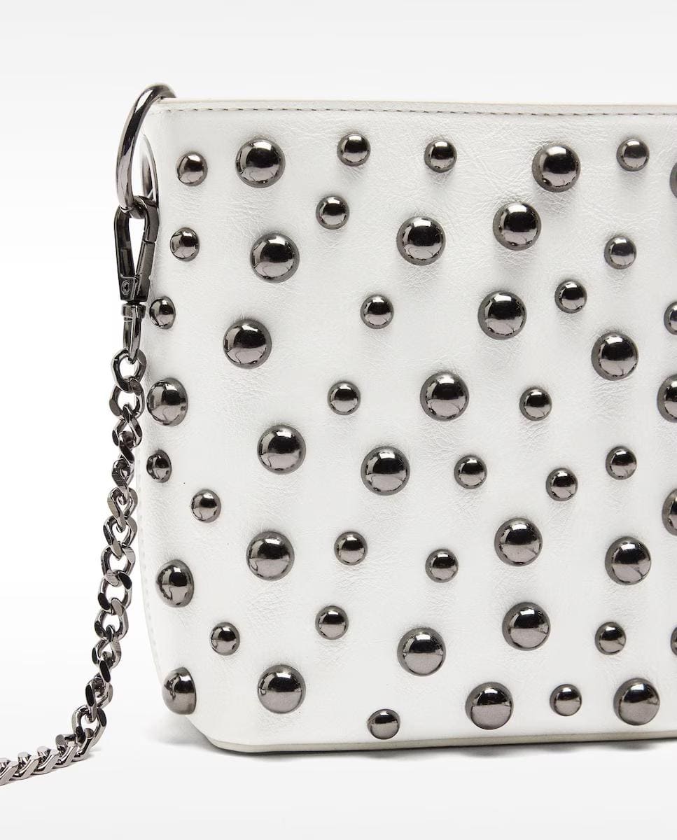 Bolso de fiesta convertible a bandolera con cierre imantado y tachuelas en liso