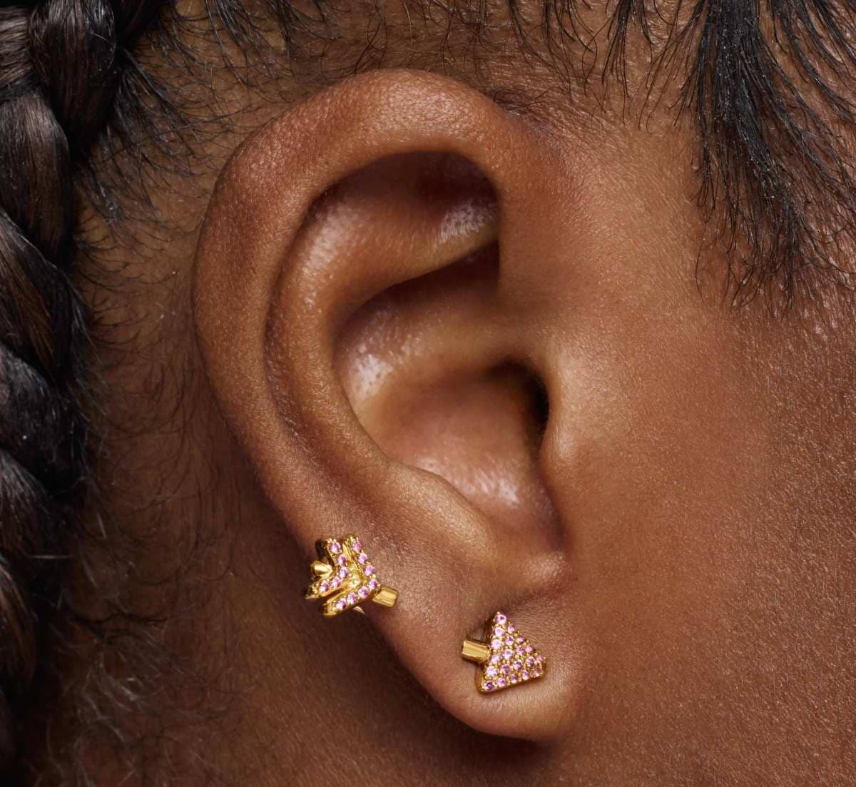 Pendientes con baño de oro 18 kt sobre plata y rodolitas TOUS Flechazo